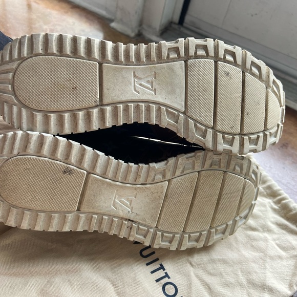 Authentic Louis Vuitton Run Away Men’s Sneaker. Size 7 - Picture 9 of 11
